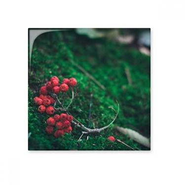 Imagem de Azulejo de cerâmica brilhante com estampa florestal de frutas vermelhas e cenário de natureza