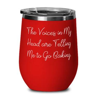 Imagem de The Voices in My Head are Telling Me to Go Baking. Taça de vinho, assar brilhante, copo de vinho isolado para amigos
