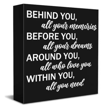 Imagem de Decoração de sinal de caixa de madeira com citação de formatura, placa de bloco de caixa de madeira positiva atrás de você todas as suas memórias, decoração de casa de parede de prateleira de mesa