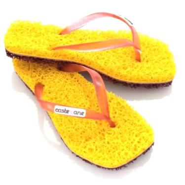 Imagem de Chinelo Confort Square Fem. Castellane, indicado para pessoas que sofrem com Fascite Plantar, Esporão de Calcâneo, Neuroma de Morton e Hiperidrose Plantar, alívia as dores massageando seus pés a cada passo, dá a nitida sensação de estar pisando em um Tapete leve e macio, tornando o seu dia a dia mai