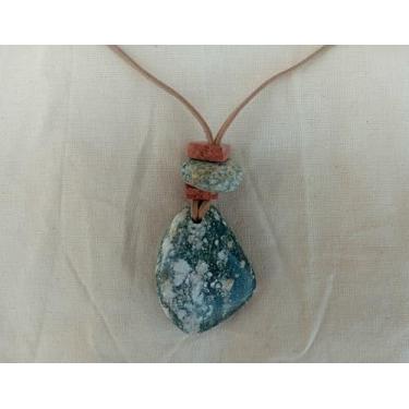 Imagem de Stone House Biojóias - Colar com Pedras - pingente com pedra verde, detalhes (passantes) em tons creme e vermelho - fio camurçado bege com 104cm tamanho ajustável - Peça Artesanal e Exclusiva