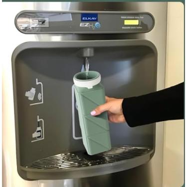 Imagem de Pacote com 2 garrafas de água dobráveis com canudo à prova de vazamento garrafa de silicone dobrável com anel anticolapso para viagem, acampamento, caminhada, corrida, esporte (verde + azul)