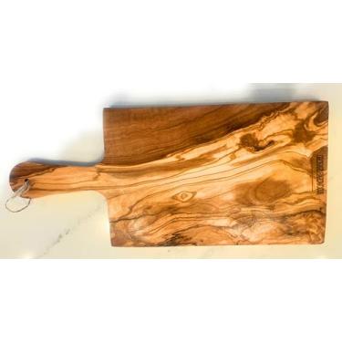 Imagem de Tábua de charcutaria de madeira de oliveira feita à mão de 40,6 cm com alça da Orchard Hardwood- para cortar, cortar, servir queijo, carne, frutas - médio 16, G 20, GG 24 (Med 16 x 7 com alça)