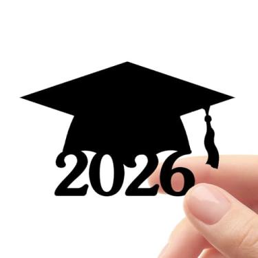 Imagem de Pacote com 50 adesivos de chapéu de formatura 2026 – etiquetas de vinil preto para convites, envelopes, copos e lembrancinhas de festa – selos de formatura de 4,8 x 2,8 cm para anúncios e decorações