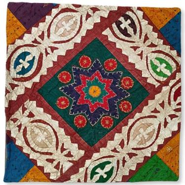 Imagem de Capa de Almofada Indiana Bordada Patchwork com fundo Liso - Sarat Moda