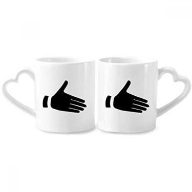 Imagem de Reach Out Conjunto de canecas de porcelana para casais, com desenho de gestos e coração