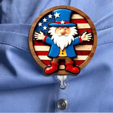 Imagem de Carretel retrátil de acrílico para crachá com clipe jacaré - Gnomo estilo Tio Sam com design de bandeira americana, clipe de identificação de enfermeira para trabalhadores médicos/funcionários de