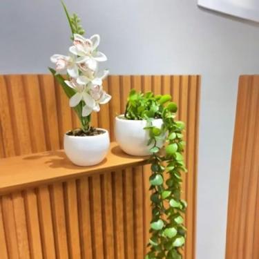 Imagem de Kit 2 Arranjos de Flores Artificiais Decorativas – Vaso Pendente com Eucalipto e Folhagem com Laço para Casa e Escritório (Branca)