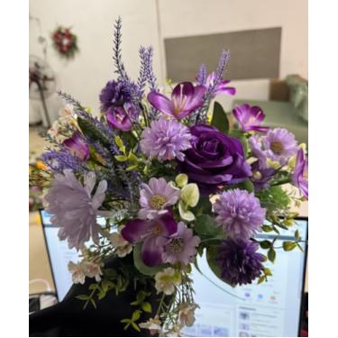 Imagem de GYWJJ Buquê de flores artificiais, ramo de rosas falsas roxas, margaridas falsas, arranjos de flores para casa, cozinha, escritório, decoração de casamento