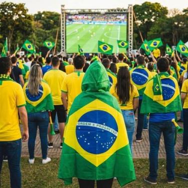 Imagem de Capa Bandeira Do Brasil C/ Capuz Copa Esporte Manifestações