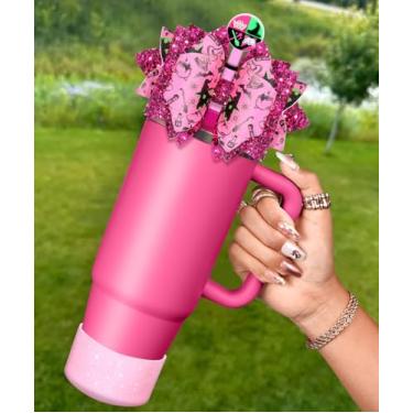 Imagem de Toykee Acessórios de copo Bow Cup para Stanley 40 850.5 g - Pink Magic Witch Broomstick Print Bowknot Lid Topper e tampa de palha de diamante com protetor inferior de bota, conjuntos de 3 peças