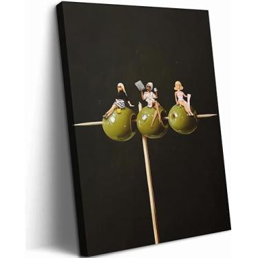Imagem de Imagens modernas de bar decoração de parede Dirty Martini Olive Canvas Wall Art Funky Barbie feminino e coquetel pôster preto minimalista bar carrinho decoração pintura impressão arte para bar