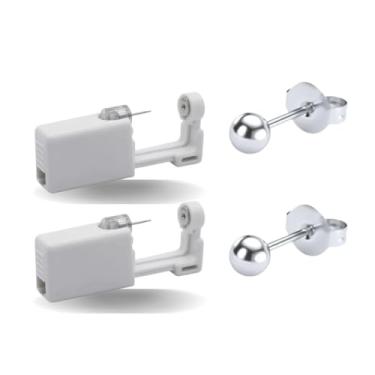 Imagem de Kit 2 Brincos Bola Prateada de 3mm + 2 Mini Pistolas Brancas Descartáveis Furar Orelha