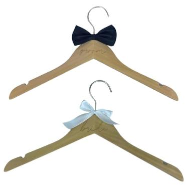 Imagem de Cabides de casamento de madeira para noivos, personalizados com gravatas borboleta pretas e brancas para fotos