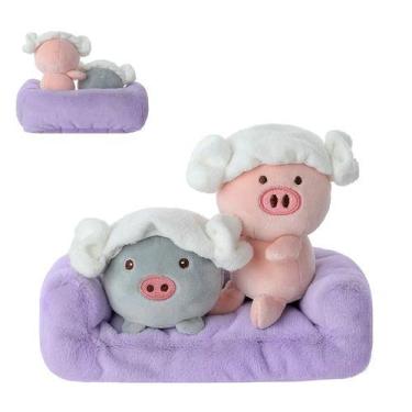 Imagem de Dois porquinhos de pelucia no sofa - MINISO