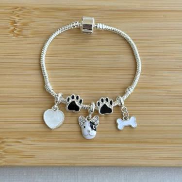 Imagem de Pulseira com 5 berloques: cachorrinho preto e branco, separador patinha de brilhos, ossinho e coração vermelho - banhado a prata