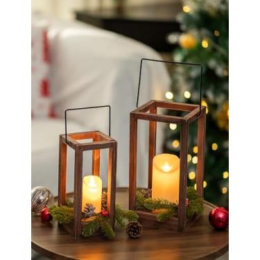 Imagem de Romadedi Lanterna de Natal de madeira decorativa - Conjunto de 2 velas decorativas com guirlanda de Natal e velas de LED para mesa de centro de mesa, manto de lareira, decoração de casa rústica