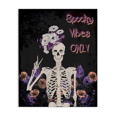Imagem de Stupell Industries Spooky Vibes Only Skeleton Canvas Wall Art, design por Radhika Modi, 20 x 16