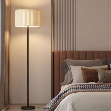 Imagem de Luminária de chão com cúpula em formato de tambor, estilo nórdico minimalista, com revestimento em tecido preto, branco e dourado, em metal polido. Ideal para leitura em ambientes internos,