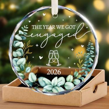 Imagem de Chrifansi Ornamento de noivado 2026, presentes de noivado para casais, noiva, noivo, presentes de chá de panela de casamento, enfeite de noivado 2026, enfeite de noivado de cristal para primeiro Natal