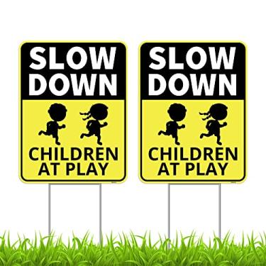 Imagem de Sinalização de segurança para crianças brincando com estacas, 2 peças para crianças com estacas, 33 x 43 cm - placas de dupla face - plástico ondulado - cuidado crianças brincando sinal de travessia de trânsito