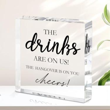 Imagem de Placa de bar de acrílico - The Drinks Are On Us Cheers! - Decoração divertida de bar para casa, presente de casamento para casais, decoração de mesa de escritório, presente exclusivo para amigos