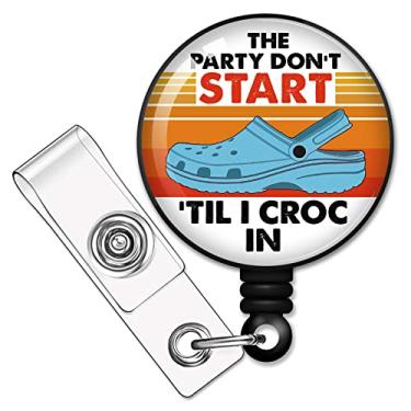 Imagem de RZHV The Party Don't Start 'Til I Croc em carretel retrátil para crachá com clipe jacaré, porta-crachá de identificação vintage engraçado presente para enfermeiras, médicos, trabalhadores de