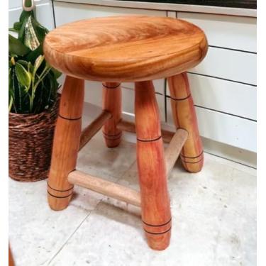 Imagem de Banquinho Rústico em Madeira Maciça, Design Artesanal, 4 Pés Torneados, Marrom Natural