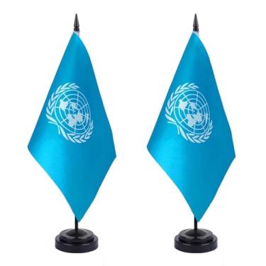 Imagem de JBSJBS Bandeira de mesa das Nações Unidas 30,5 cm, conjunto de luxo, bandeiras das Nações Unidas, mini bandeiras pequenas de mesa de escritório das Nações Unidas com base preta para decoração de mesa