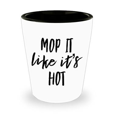 Imagem de Mop it like its hot Shot glass - Presentes para zeladores, empregadas, limpadores de casa