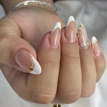 Imagem de Conjunto de unhas postiças curtas médias amêndoas brancas francesas com design de glitter cobertura completa cola acrílica falsa em unha para mulheres, 24 peças