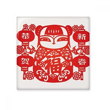 Imagem de Pedra adorna de tijolo vitrificado de cerâmica com corte de papel para garota vermelha