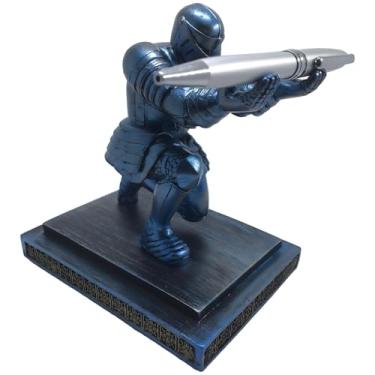Imagem de Porta-canetas de cavaleiro medieval com espada, estatueta de guerreiro de armadura de resina, organizador de mesa exclusivo, decoração criativa de escritório, presente ideal para escritores e fãs de