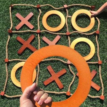 Imagem de Splinter Woodworking Co. Swooc Games - Jogo Tic Tac Toe Gigante De Madeira (Todos Os Climas) | 3 Pés X 3 Pés | Peças Grandes De Madeira X E O Com Tabuleiro De Jogo De Corda | Grande Lance De Tic Tac A