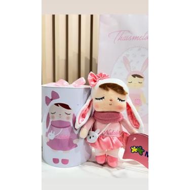 Imagem de Boneca original da Metoo personalizada na latinha Pelúcia Decorativa, Rosa e Branco, com Laço e Roupinha de Tricô, Acompanha lata Personalizada