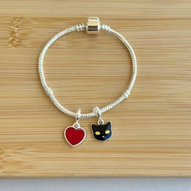 Imagem de Pulseira com 2 berloques: gatinho preto + coração vermelho - banhados a prata