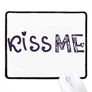 Imagem de Kiss Me Mouse pad com citação fofa e escrita à mão, preto, borda costurada, antiderrapante, jogo