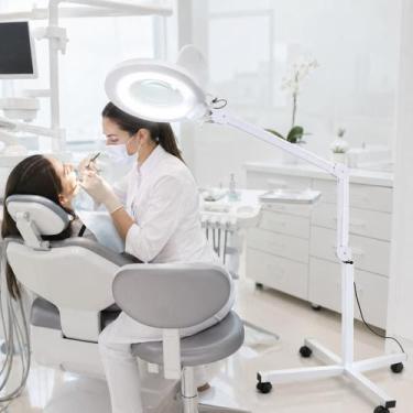 Imagem de Lupa Estética Profissional 10x Com Tripé Rodinhas 120 Leds Para Manicu