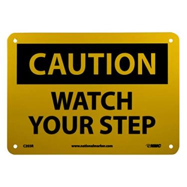 Imagem de NMC Placa C203R OSHA, "CUIDADO WATCH YOUR STEP", 25,4 cm de largura x 17,8 cm de altura, plástico rígido, preto em amarelo
