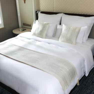 Imagem de Cachecol de corredor de cama de hotel, colcha de veludo nórdico de luxo, decorativa, macia, fácil de cuidar, lavável, não desbota, proteção para cama de solteiro queen size - branco||Apenas 2 fronhas