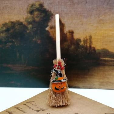 Imagem de Mini enfeite de vassoura de bruxa pingente de pendurar de Natal acessório decorativo de férias (laranja)