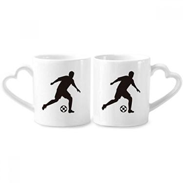 Imagem de Conjunto de canecas de porcelana para casal com contorno esportivo de futebol americano e coração