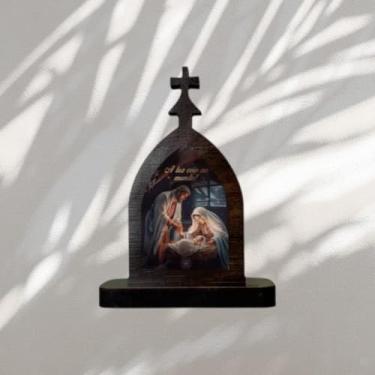 Imagem de Mini Capela Natalina da Sagrada Família em MDF, Marrom Escuro, Decoração Religiosa para Mesa e Altar, com Suporte
