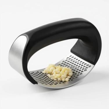 Imagem de Espremedor e amassador de Alho em Aço Inox Premium, moedor manual com Cabo Ergonômico, Fácil de Usar e Limpar