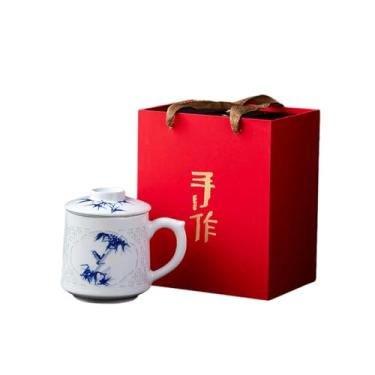 Imagem de Xícaras de chá de porcelana branca requintadas pintadas à mão em azul e branco - Yuzhu azul e branco - para fazer chá para convidados em casa.