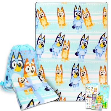 Imagem de Bluey Conjunto de cobertor de lã e sacola - Pacote com cobertor macio de Bluey e bingo mais sacola, adesivos, mais para crianças, adultos, crianças | Cobertor de lã Bluey aconchegante 127 cm x 177 cm