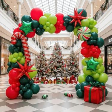 Imagem de Kit de arco de guirlanda de balão de Natal com pano de fundo, balões verdes vermelhos de Natal, caixa de presente de bengala de doce, balões de folha de estrela para decorações de festa de aniversário