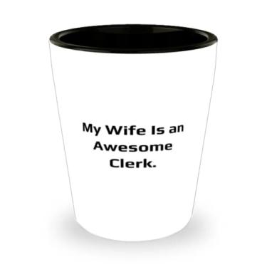 Imagem de My Wife Is An Awesome Clerk. Copo de shot, copo de cerâmica, ideia única de presentes para esposa
