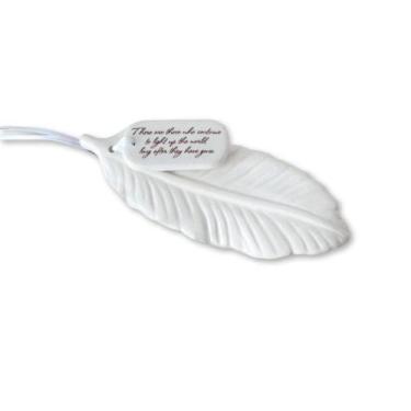 Imagem de Ornamento: Sympathy Gift Feather com texto Susabella