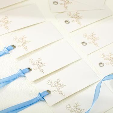 Imagem de FYSUIMU 50 peças de cartões florais com nome para mesa, cartão de assento de mesa de flores com fita azul, etiquetas de presente para pendurar papel em branco para casamento, chá de panela, banquete